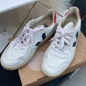 Veja V10 size 8